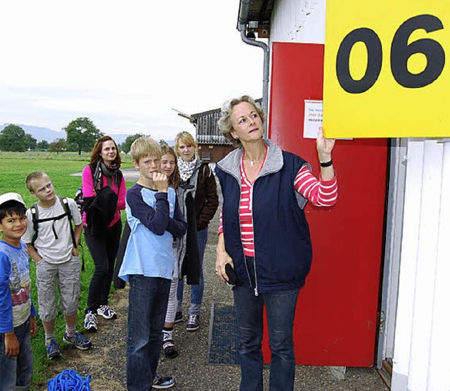 Flugleiterin Gudrun Lauke erklrte den... Winkelzahl am Tower des Flugplatzes.   | Foto: Hirschberger