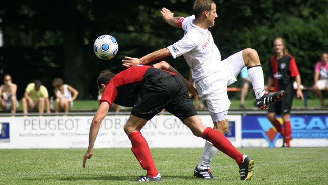 Fuballakrobatik im Elzstadion: FCE-Ka...echts) und ein Elzacher Gegenspieler.   | Foto: andreas Klein