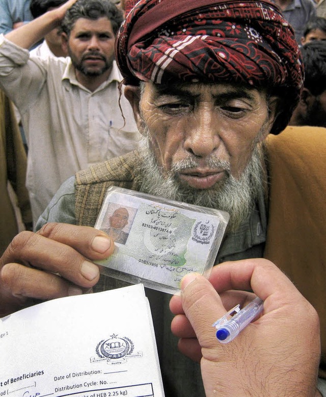 Dieser Mann lsst sich registrieren, um Lebensmittelspenden  zu bekommen.   | Foto: dpa