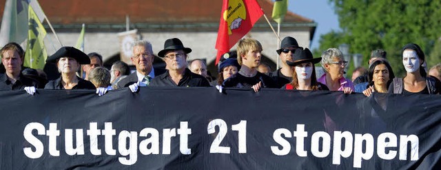Umstrittenes Milliardenprojekt ruft di...f den Plan - Protestzug in Stuttgart.   | Foto: DPA
