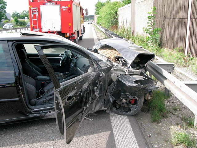 Bei einem Zusammensto beim Autobahndr...n wurde dieser Wagen stark beschdigt.  | Foto: Polizei