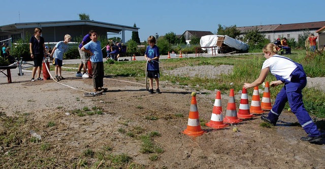 Kistenstapeln und zielsicheres Wassers...spielen mit der Feuerwehr Rheinhausen.  | Foto: Jrg Schimanski