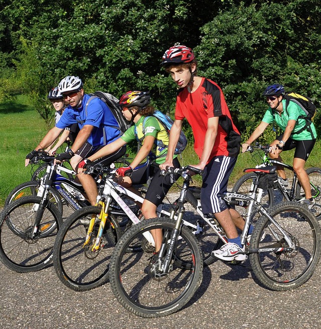 Junge Radfahrer sind mit dem Sulzer Skiclub unterwegs.   | Foto: D. Fleig