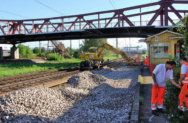 Unterhalb der Friedensbrcke wurden Schotter und Schienen ausgewechselt.   | Foto: sedlak