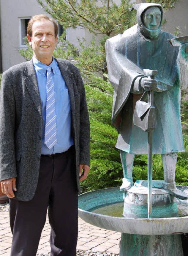 Eberhard Wolf vor dem Brunnen mit dem ...n des Bad Sckinger St. Marienhauses.   | Foto: Stefan Sahli