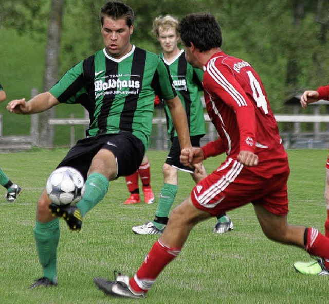 Der zweifache Torschtze Patrick Kunze...r als der  Dachsberger Burghard Matt.   | Foto: Michael Neubert