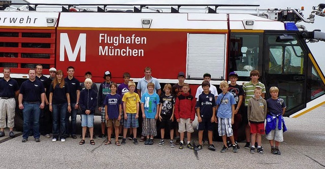Fr die Jugendfeuerwehr aus Husern be...ei der Flughafenfeuerwehr in Mnchen.   | Foto: Privat