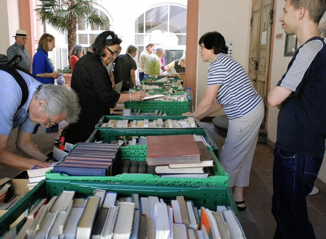 Der Bcherflohmarkt im Innenhof des Ri...tag Treffpunkt fr Jger und Sammler.   | Foto: Gertrude Siefke