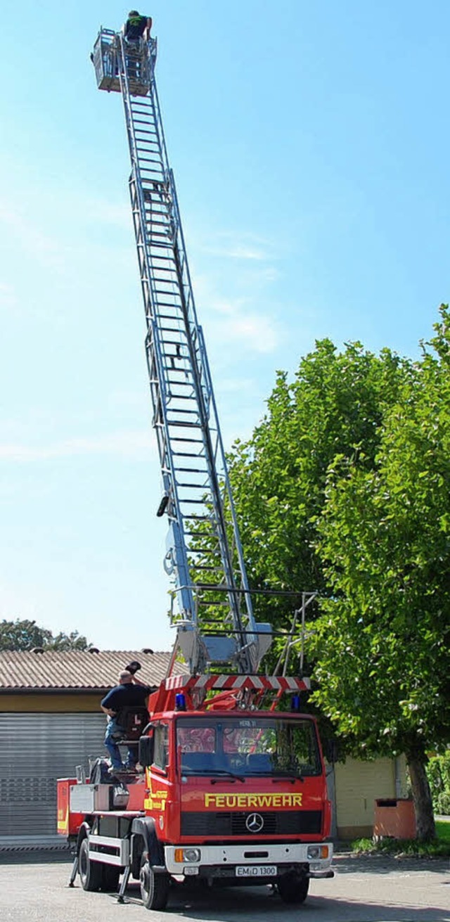 Hoch hinaus auf der Drehleiter, eine A...der Ferienspielaktion in Herbolzheim.   | Foto: Schimanski