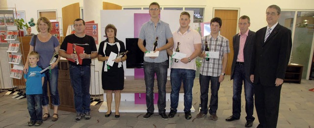 Die Gewinnspielteilnehmer und die am b...rgen Seemann (von links nach rechts).   | Foto: Bernd Fackler