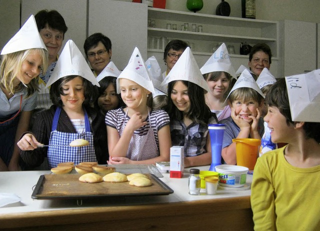 Mhmm, lecker: Bei der Backaktion der  ...gen Naschkatzen voll auf ihre Kosten.   | Foto: Anne Freyer