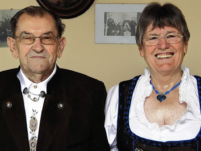 In ihren Trachten feiern Gertrud und J...msingen  heute ihre goldene Hochzeit.   | Foto: hans-jochen voigt