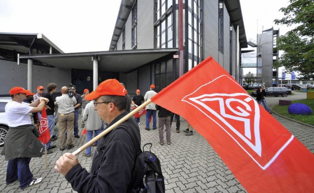 Protest mit wehenden Fahnen: Rund 35 M...tern vorbergehend das Firmengelnde.   | Foto: Michael Bamberger