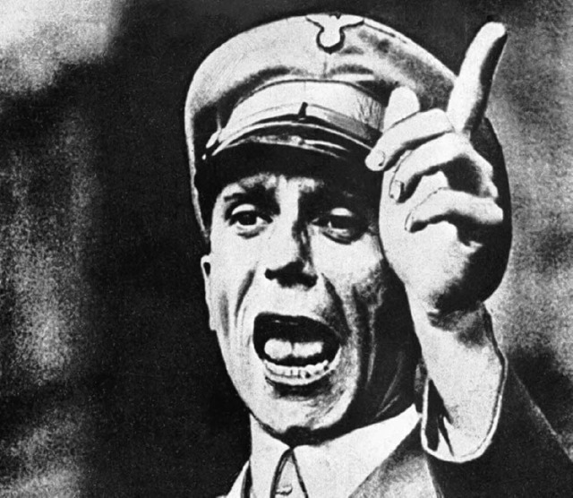 Auch Redner Goebbels suchte Ablenkung  in leichter Lektre.   | Foto: dpa