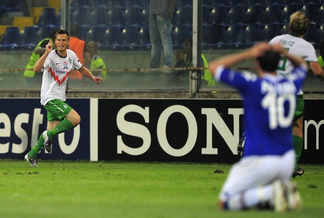 Minute 93 in Genua: Markus Rosenberg (...nd hlt damit Werder Bremen im Spiel.   | Foto: afp