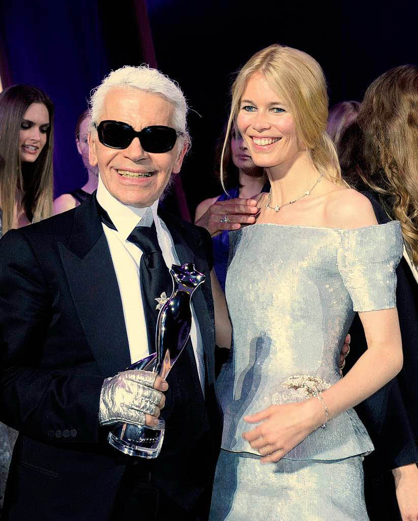 Nach ersten Auftrgen in Paris machte Designer Karl Lagerfelds (Chanel) sie zu seiner Muse und frderte ihre Karriere nach Krften.