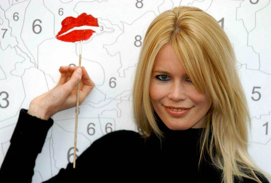 Inzwischen hat sich Claudia Schiffer nahezu gnzlich aus dem Modegeschft zurckgezogen.