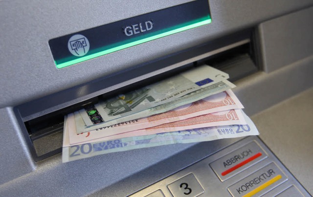 Wer am Automaten einer Bank abhebt, be...iel, wird in Zukunft direkt angezeigt.  | Foto: dpa