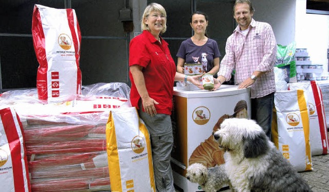 Freuen sich ber die Futterspenden: Ti...&#8220; und den Hunden Ben und Januk.   | Foto: Gerhard Walser