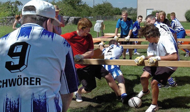 Beim Riesenkickerspiel ging es eifrig zur Sache.   | Foto: Jrgen Schweizer