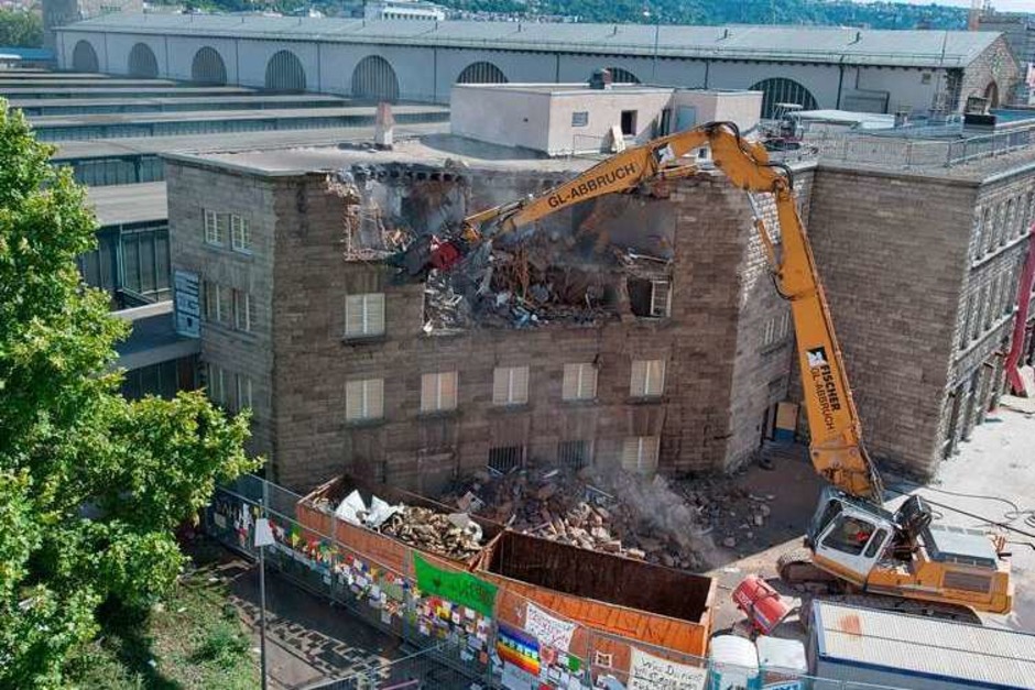 Am Stuttgarter Hauptbahnhof haben die Abrissarbeiten für das Bahn-Prestigeprojekt Stuttgart 21 begonnen – begleitet von Protest und Polizei. (Foto: dpa) Am Stuttgarter Hauptbahnhof haben die Abrissarbeiten für das Bahn-Prestigeprojekt Stuttgart 21 begonnen – begleitet von Protest und Polizei. (Foto: dpa)