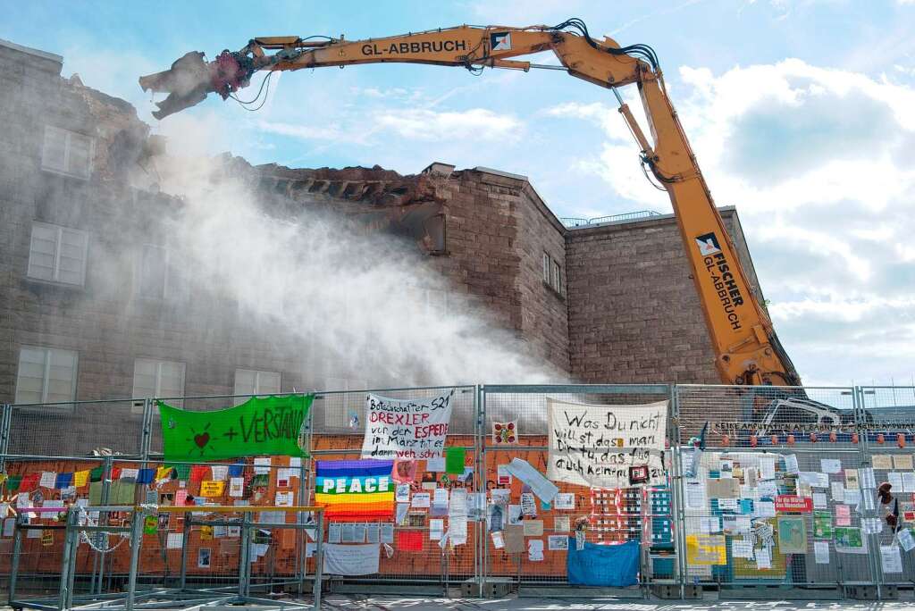 Am Stuttgarter Hauptbahnhof haben die Abrissarbeiten fr das Bahn-Prestigeprojekt Stuttgart 21 begonnen – begleitet von Protest und Polizei.