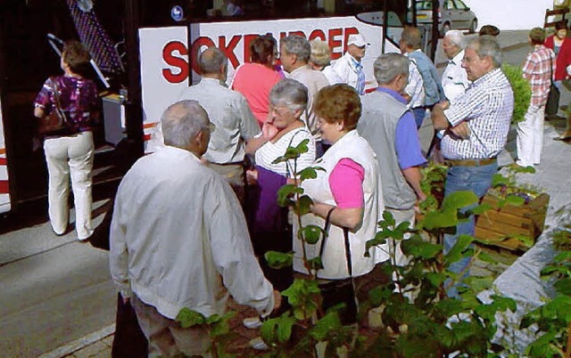 Einsteigen! Die Teilnehmer der Kaffeefahrt aus Hsingen.   | Foto: privat