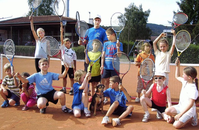 Hoch die Schlger! Die Teilnehmer beim...s Tennisclubs hatten jede Menge Spa.   | Foto: privat