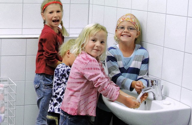 Funktional und ansprechend: Kinder und...estalteten Waschraum der Kinderinsel.   | Foto: Tina Httich