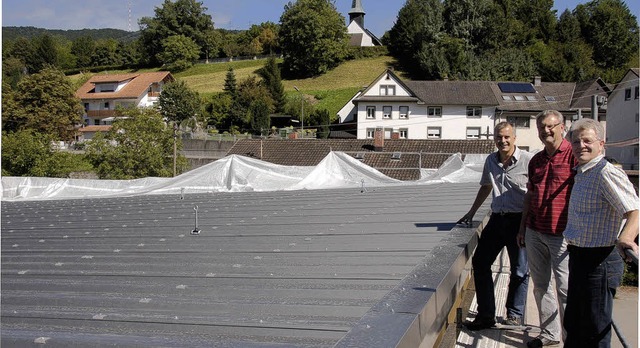 Eine groe Schwachstelle der Sporthall...inks) freuen sich ber das neue Dach.   | Foto: B. Schmidt