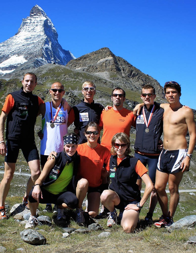 Stolz posiert das Team am Fu des  Matterhorns.   | Foto:  Privat