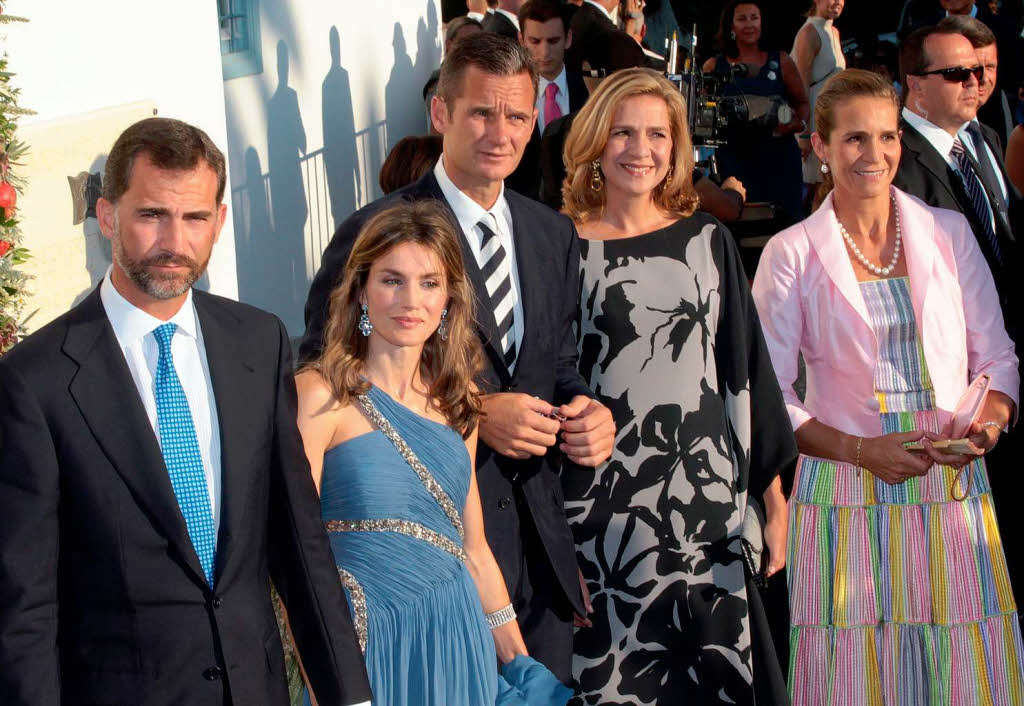 Die spanischen Prinzessinnen Elena und Cristina, deren Mann Iñaki Urdangarin, die spanische Prinzessin Letizia und ihr Mann Felipe. Die spanischen Prinzessinnen Elena und Cristina, deren Mann Iñaki Urdangarin, die spanische Prinzessin Letizia und ihr Mann Felipe.