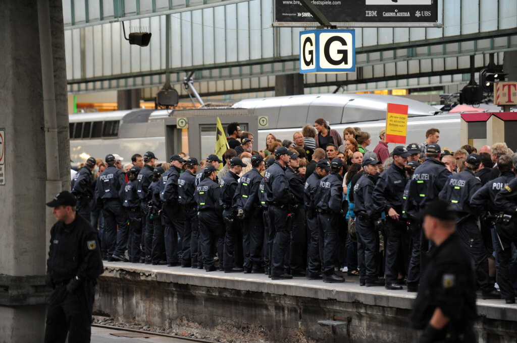 Am Stuttgarter Hauptbahnhof haben die Abrissarbeiten fr das Bahn-Prestigeprojekt Stuttgart 21 begonnen – begleitet von Protest und Polizei.