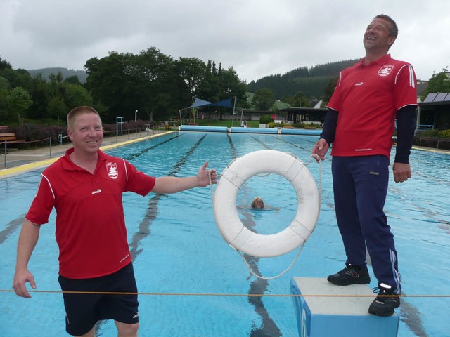 Achtung, Schwimmerin kommt! Sven Hofma...auch bei Regen, wie hier am Dienstag.   | Foto: Peter Stellmach