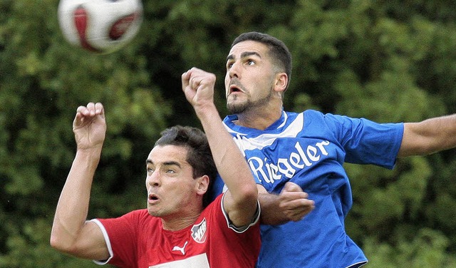 Sedat lker (rechts) bei einem Kopfballversuch   | Foto: baumann