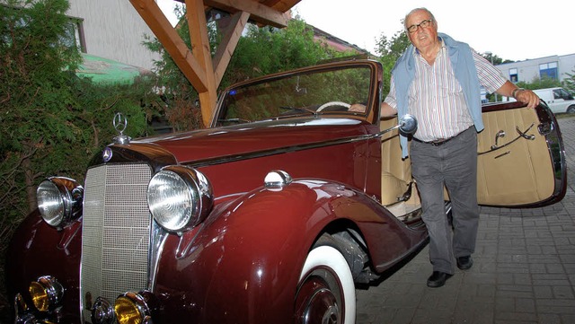 Horst Armbruster &#8211; hier mit dem ...t eine  Leidenschaft fr alte Autos.    | Foto: steinhart