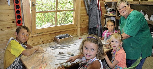 Mit Feuereifer bei der Sache waren kle...die  Kinder in ihr Atelier eingeladen.  | Foto: Kirsten Lux