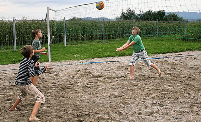 Strandgefhle gibt es im Ortsteil Haus...ch-Volleyball-Platz vomSkiclub Hausen.  | Foto: Martina Faller