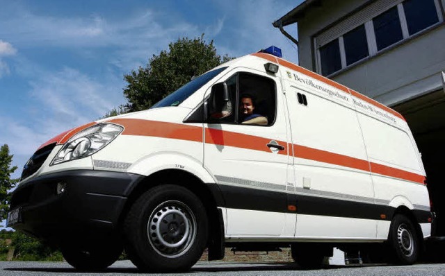 Azubi-Rettungshelfer Felix Frhlich im neuen Wagen   | Foto: Bastian Henning