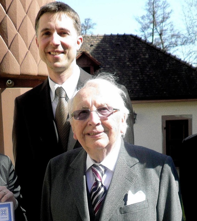 Ingo Dittrich (hinten) mit dem Stifter...enburger Unternehmern Georg Dietrich.   | Foto: Hochschule Offenburg