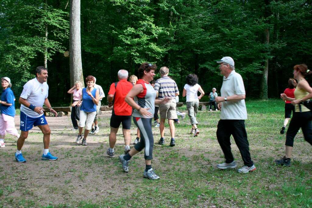 Fitnesstraining mit Oscar Guidone: Die Teilnehmer joggen ber den Platz und mssen sich anschlieend  zu Gruppen zusammenfinden.