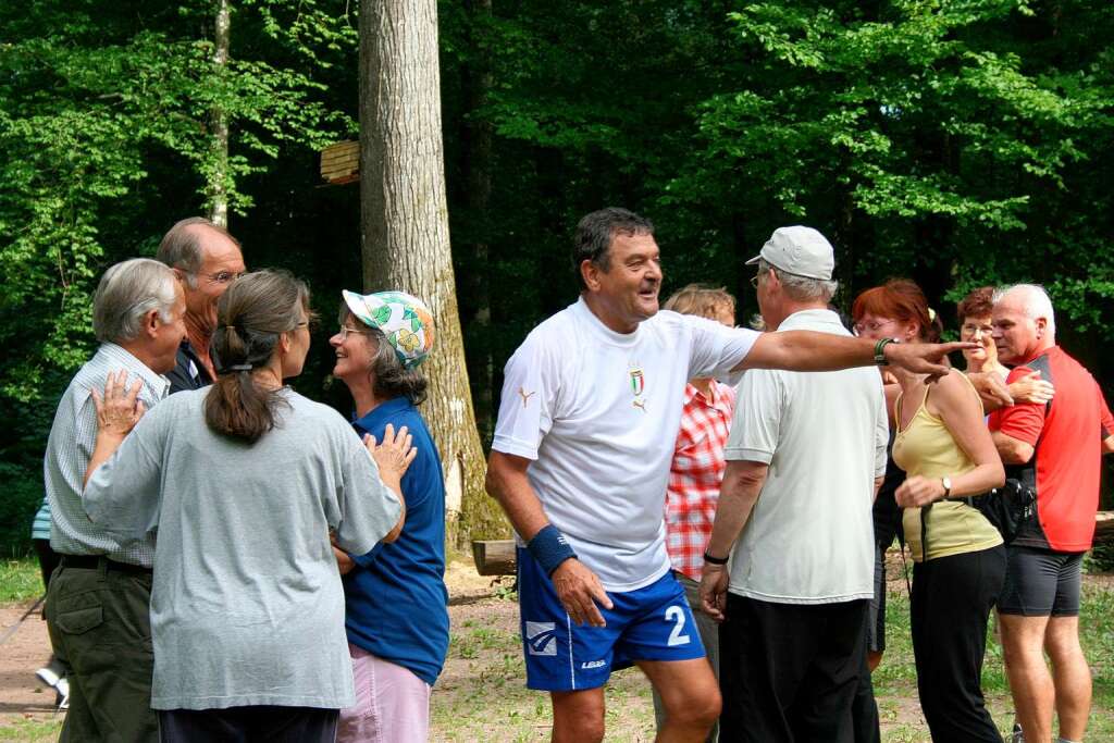 Fitnesstraining mit Oscar Guidone: Die Teilnehmer joggen ber den Platz und mssen sich anschlieend zu Gruppen zusammenfinden.