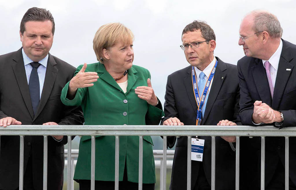 Auf der Baustelle: Baden-Wrttembergs Ministerprsident Mappus, Bundeskanzlerin Merkel, der Schweizer Nationalrat Urs Hofmann und Hans-Peter Villis, Vorstandsvorsitzender der EnBW Baden-Wuerttemberg AG.