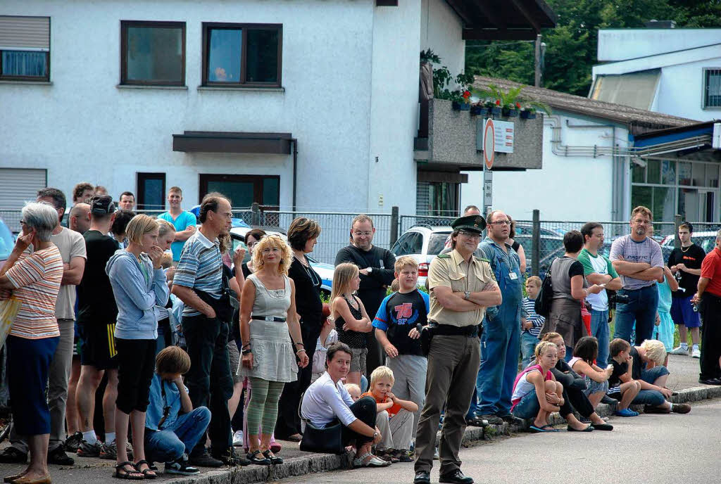 Viele Schaulustige wollen einen Blick auf Merkel herhaschen.