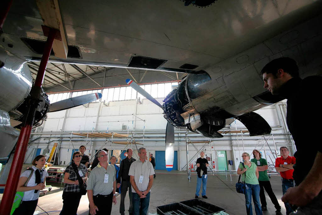 Rundgang auf dem Lahrer Flugplatz durch Hangars und Halle