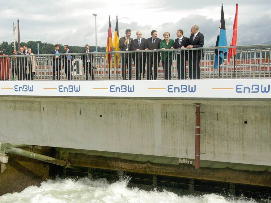 Vor-Ort-Termin an der Kraftwerkbaustelle: Politikgren auf der Rheinbrcke.