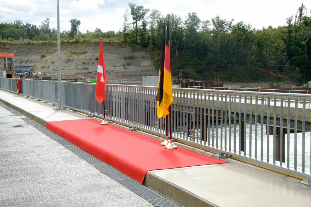 Roter Teppich auf der Mitte des neuen Stauwehrsfr die Bundeskanzlerin