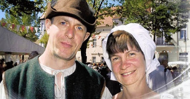 Ina Schulze zusammen mit ihrem Mann Uw...tmen als Hans und Margarete Clauert.   | Foto: PRIVAT