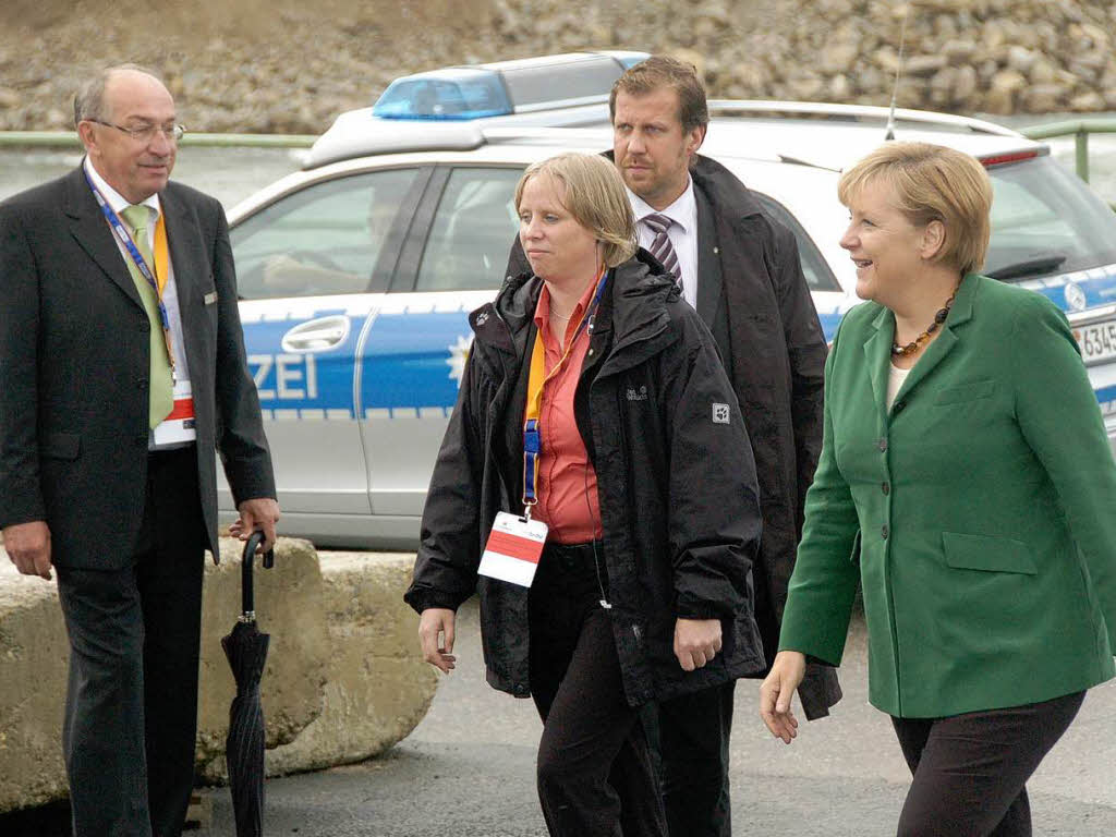 Projektleiter Hlemut Reif (links) erklrte der Bundeskanzlerin das Maschinenhaus