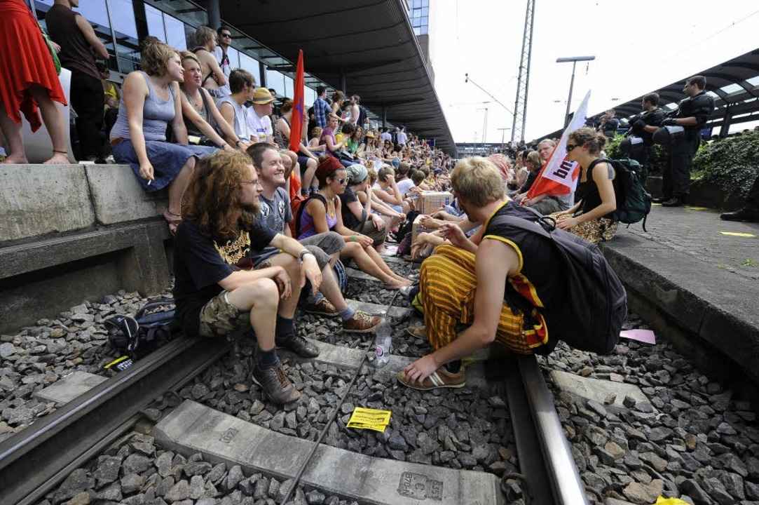 Demonstranten auf Gleisen – Die entgleiste Demo am 9. Juni.  | Foto: Ingo Schneider
